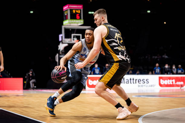 由一名表现 由一名表现